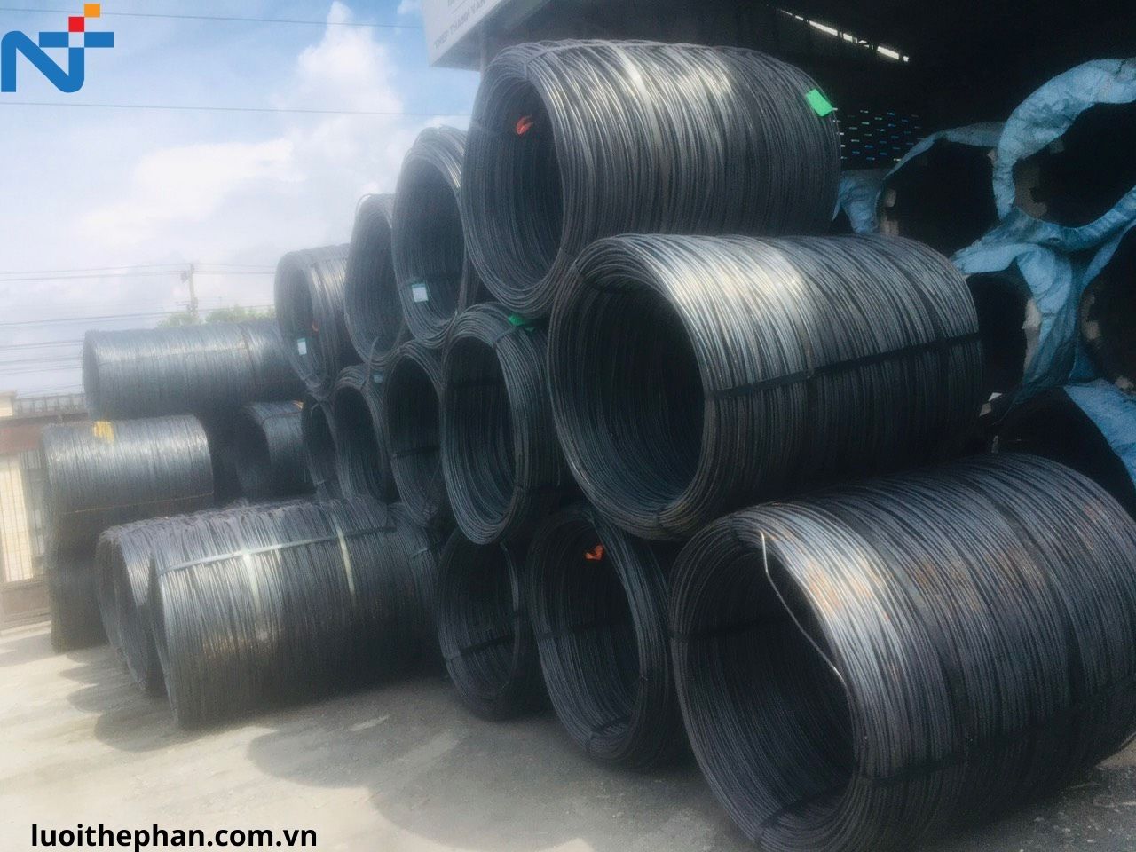 Hàng rào lưới thép được sản xuất từ thep cuộn